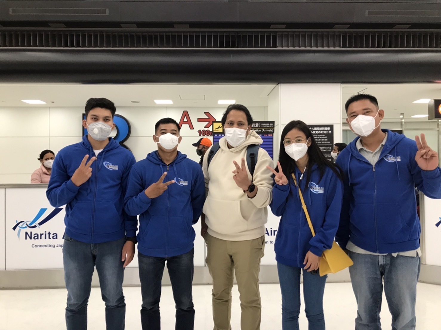 外国人材の入国時に空港で出迎える様子