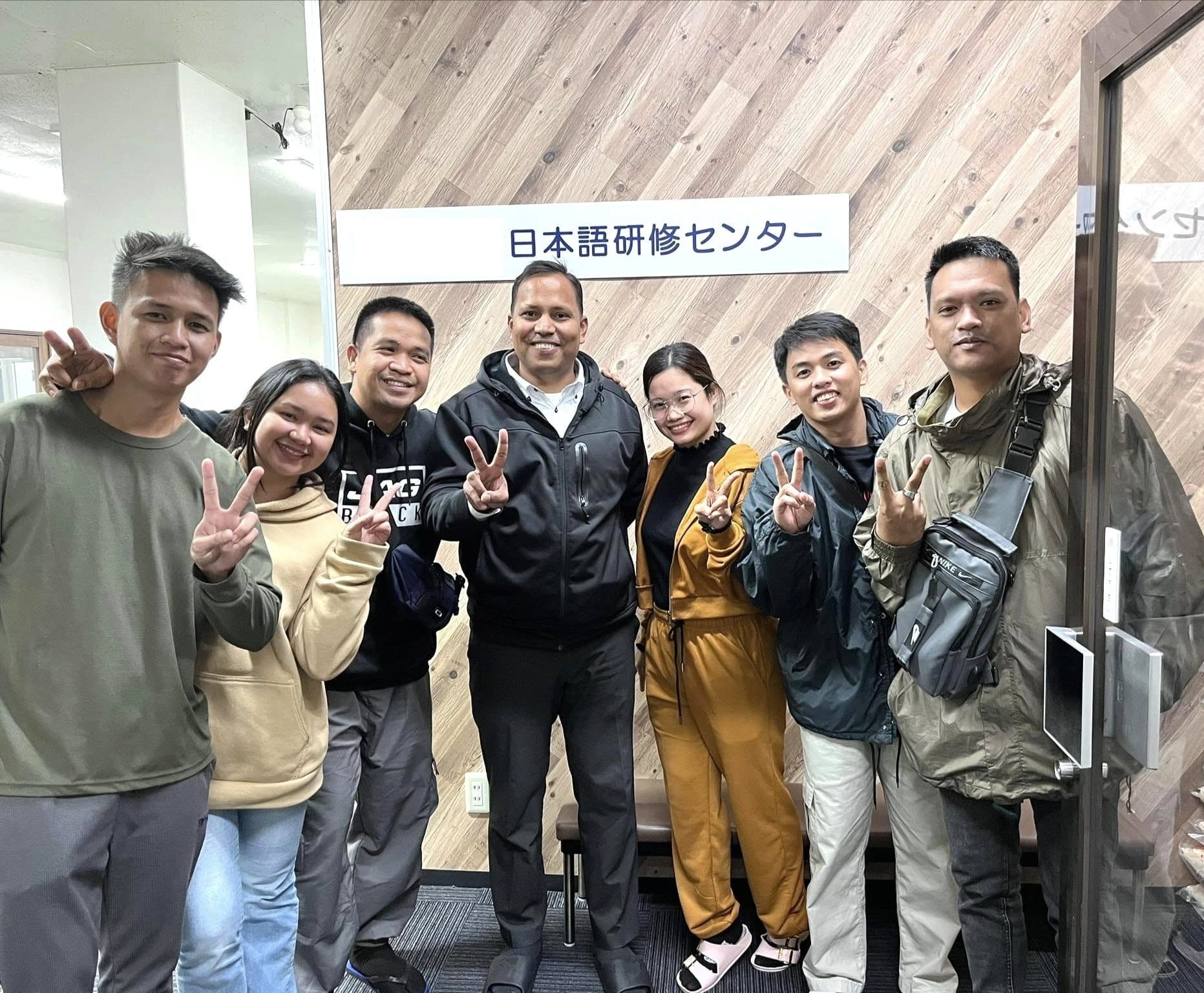 日本での生活についてオリエンテーションを行う様子