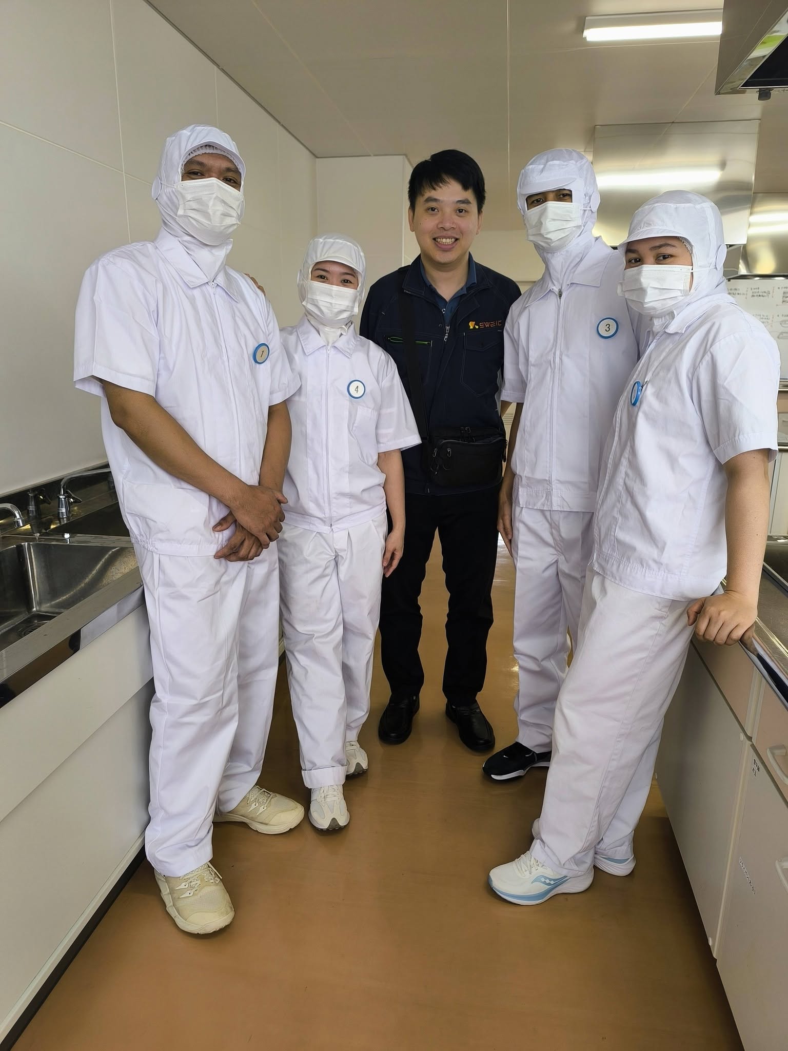 SWEICスタッフと職場で働く外国人材の皆さま
